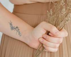 Her love for tattoos could be seen in the small floral tattoo which has been inked on her wrist. 
